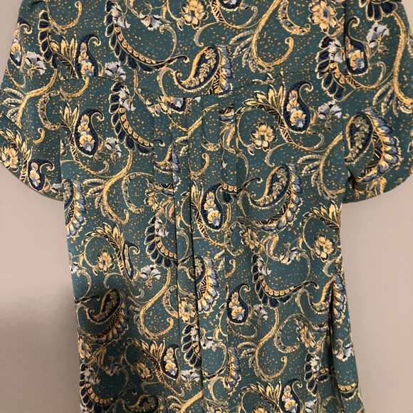 Beautiful cap sleeve silky blouse.Light and airy.Several pleats and tucks. Cute! - Picture 6 of 8